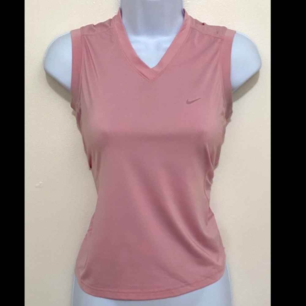 Nike sleeveless dri-fit top. 87% Polyester, 13% Spandex S